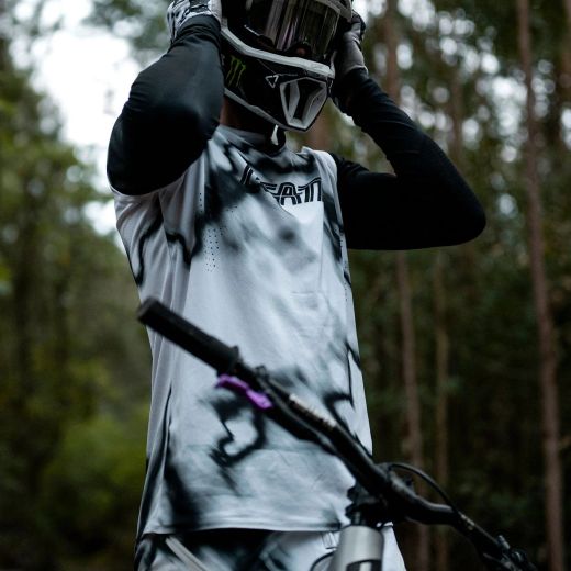 ⚪🔥 Camiseta Leatt MTB Gravity 8.0 Blanco Heatmap – Máximo rendimiento con estilo de competición 🚵‍♂️💨