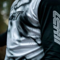 ⚪🔥 Camiseta Leatt MTB Gravity 8.0 Blanco Heatmap – Máximo rendimiento con estilo de competición 🚵‍♂️💨