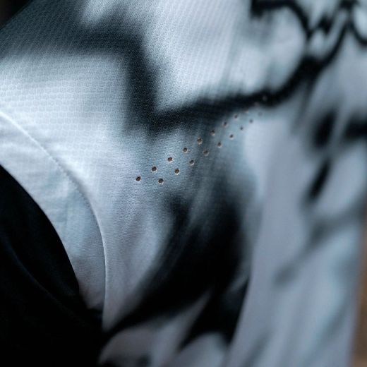 ⚪🔥 Camiseta Leatt MTB Gravity 8.0 Blanco Heatmap – Máximo rendimiento con estilo de competición 🚵‍♂️💨