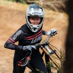 Camiseta Leatt MTB Gravity 4.0 WN Negro | Ropa de Alto Rendimiento para Mujeres Ciclistas de MTB