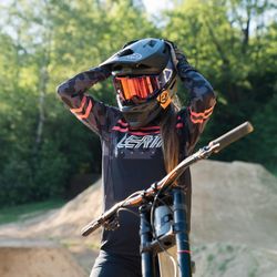 Camiseta Leatt MTB Gravity 4.0 WN Negro | Ropa de Alto Rendimiento para Mujeres Ciclistas de MTB