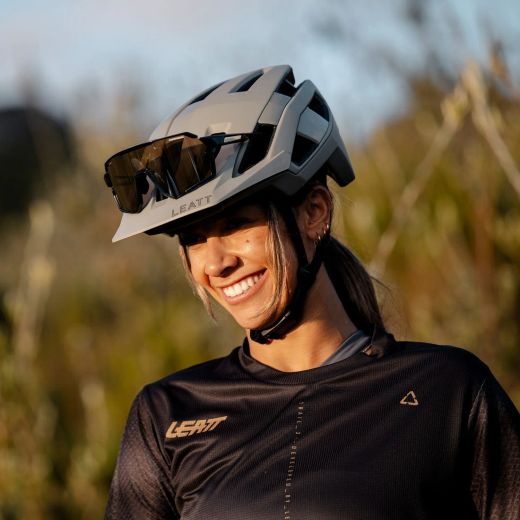 🩶🚵‍♂️ Casco Leatt MTB Trail 3.0 Gris | Seguridad, ventilación y confort premium en cada ruta 🌄💨