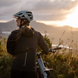 🩶🚵‍♂️ Casco Leatt MTB Trail 3.0 Gris | Seguridad, ventilación y confort premium en cada ruta 🌄💨