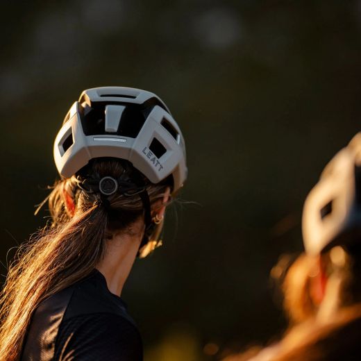 🩶🚵‍♂️ Casco Leatt MTB Trail 3.0 Gris | Seguridad, ventilación y confort premium en cada ruta 🌄💨