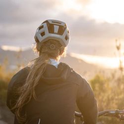 🩶🚵‍♂️ Casco Leatt MTB Trail 3.0 Gris | Seguridad, ventilación y confort premium en cada ruta 🌄💨