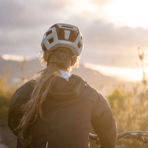 🩶🚵‍♂️ Casco Leatt MTB Trail 3.0 Gris | Seguridad, ventilación y confort premium en cada ruta 🌄💨