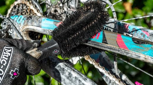 Cepillo Muc-Off Doble Cabezal 🧽🚴 | Limpieza Profunda para Bicicleta