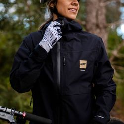 ⚫🚵‍♀️ Chaqueta Leatt MTB HydraDri 3.0 Mujer Negro – Rendimiento, protección y estilo sin límites 🌧️🔥