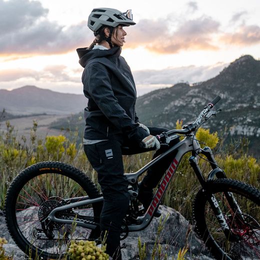 ⚫🚵‍♀️ Chaqueta Leatt MTB HydraDri 3.0 Mujer Negro – Rendimiento, protección y estilo sin límites 🌧️🔥