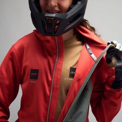 ❤️‍🔥🚵‍♀️ Chaqueta Leatt MTB ThermaFlow 2.0 Mujer Rojo Dusty – Calidez, estilo y rendimiento en cada pedaleo 🌬️✨