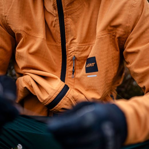 💛🚵‍♂️ Chaqueta Leatt MTB ThermaFlow 5.0 Amarillo Lager – Máxima protección térmica y estilo en tus rutas ❄️🔥