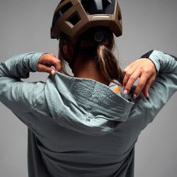 💚🚵‍♀️ Chaqueta Leatt MTB ThermaFlow 5.0 Mujer Verde Mist – Máximo confort térmico y estilo para tus rutas invernales ❄️🔥