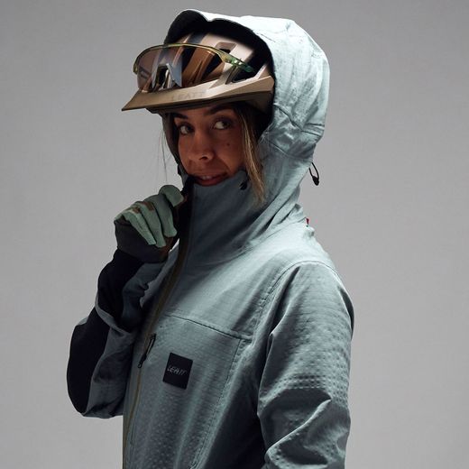 💚🚵‍♀️ Chaqueta Leatt MTB ThermaFlow 5.0 Mujer Verde Mist – Máximo confort térmico y estilo para tus rutas invernales ❄️🔥