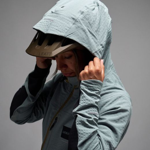 💚🚵‍♀️ Chaqueta Leatt MTB ThermaFlow 5.0 Mujer Verde Mist – Máximo confort térmico y estilo para tus rutas invernales ❄️🔥