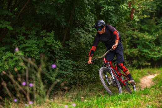 🛡️ Coderas Protectoras Flow Checker Rojo 🔴 | Protección MTB, Trail y Enduro 🚵‍♂️🔥