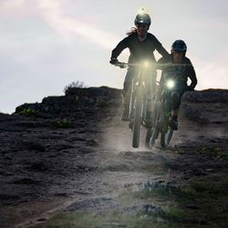 🚴‍♂️💡 Luz Delantera Blackburn Dayblazer  – 1500 Lúmenes 🔥 | Potencia Máxima y Seguridad para Ruta y MTB 🌙