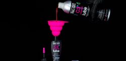 Embudo Mini Muc-Off Plegable de Silicona Rosa 🌸🛠️ | Compacto, Reutilizable y Perfecto para Mantenimiento 🚲💧