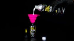 Embudo Mini Muc-Off Plegable de Silicona Rosa 🌸🛠️ | Compacto, Reutilizable y Perfecto para Mantenimiento 🚲💧