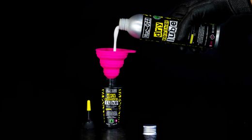 Embudo Mini Muc-Off Plegable de Silicona Rosa 🌸🛠️ | Compacto, Reutilizable y Perfecto para Mantenimiento 🚲💧