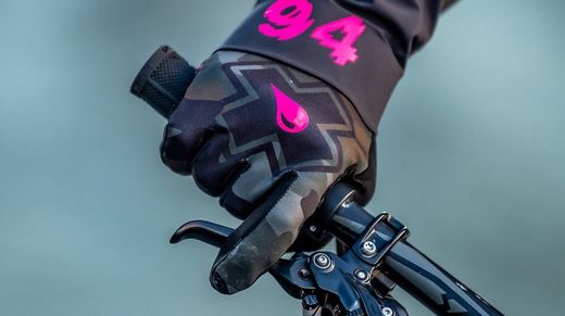 🧤🔥 Guantes Muc-Off MTB Camo | Control, estilo y protección sobre la bici 🚴‍♂️🌲