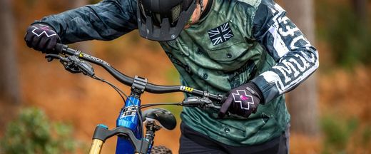 🖤🧤 Guantes Muc-Off MTB Negro | Rendimiento, confort y estilo sobre la bici 🚵‍♂️🌲