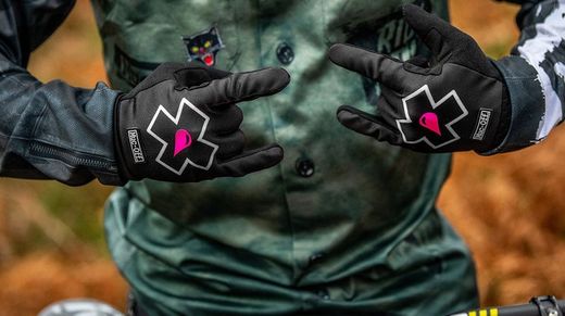 🖤🧤 Guantes Muc-Off MTB Negro | Rendimiento, confort y estilo sobre la bici 🚵‍♂️🌲