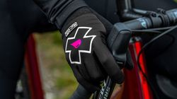 🖤🧤 Guantes Muc-Off MTB Negro | Rendimiento, confort y estilo sobre la bici 🚵‍♂️🌲