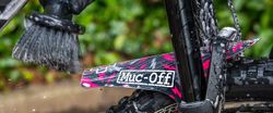 🚵‍♂️ Guardabarros Delantero Muc-Off Bolt – 26-29″ Rosa/Negro/Gris  🌸⚫🌫️ Protección práctica con estilo vibrante