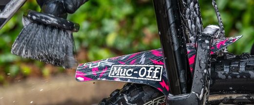 🚵‍♂️ Guardabarros Delantero Muc-Off Bolt – 26-29″ Rosa/Negro/Gris  🌸⚫🌫️ Protección práctica con estilo vibrante