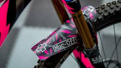🚵‍♂️ Guardabarros Delantero Muc-Off Bolt – 26-29″ Rosa/Negro/Gris  🌸⚫🌫️ Protección práctica con estilo vibrante