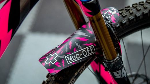 🚵‍♂️ Guardabarros Delantero Muc-Off Bolt – 26-29″ Rosa/Negro/Gris  🌸⚫🌫️ Protección práctica con estilo vibrante