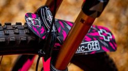 🚵‍♂️ Guardabarros Delantero Muc-Off Bolt – 26-29″ Rosa/Negro/Gris  🌸⚫🌫️ Protección práctica con estilo vibrante