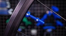 Juego de Válvulas Tubeless Muc-Off V2 44 mm 🔵 Color Azul | Compatibles MTB, Gravel y Carretera 🚴‍♂️🚴‍♀️ | Máximo Flujo de Aire y Diseño Pre