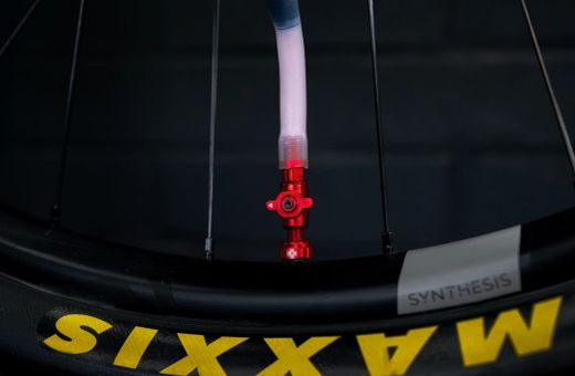 Juego Válvulas Tubeless Muc-Off Big Bore Lite 30 mm Negro 🚴‍♂️💨 | Máximo Flujo y Estilo 🛠️🔩
