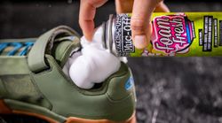 KIT CUIDADO ZAPATILLAS MUC-OFF (INCLUYE LIMPIADOR/NEUTRALIZADOR