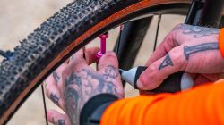 Kit Inflado Muc-Off Carretera ⛽️ Bomba Compacta y Accesorios Premium para Ciclistas Pro