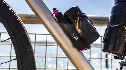🚴‍♂️💨 Mini Hinchador Muc-Off Airmach Presta/Standard Aluminio | Compacto, Ligero y con Soporte 🔧✨