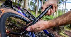 🚴‍♂️💨 Mini Hinchador Muc-Off Airmach Presta/Standard Aluminio | Compacto, Ligero y con Soporte 🔧✨