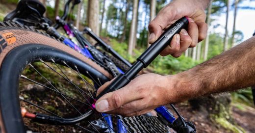 🚴‍♂️💨 Mini Hinchador Muc-Off Airmach Presta/Standard Aluminio | Compacto, Ligero y con Soporte 🔧✨