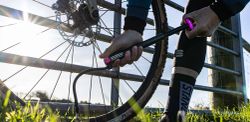 🛞🚴‍♂️ Mini Hinchador Muc-Off AirMach Presta/Standard | Bomba de Mano Ultraligera de Carbono para Ciclismo MTB y Ruta 🔥💨✨