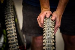 Neumático Minion Dhf Downhill 29x2.50 Wt 60x2 Tpi Foldable 3cg/Tr/Dh