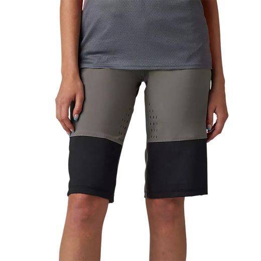 🩳🔥 Pantalón Corto Fox Defend Race para Mujer Gris Peltre | Protección, Comodidad y Rendimiento en MTB : Rendimiento y Estilo en Cada Ruta