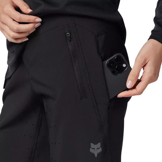 👖⚫ Pantalón Corto Fox Defend Mujer – Rendimiento y Resistencia en MTB 🚴‍♀️🔥