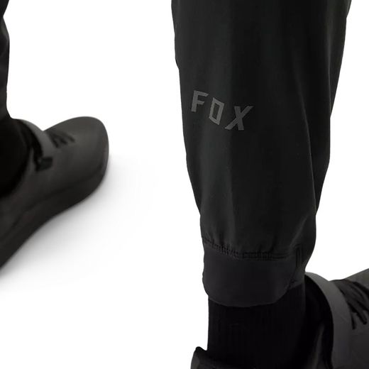 👖⚫ Pantalón Fox Flexair Pro Fire Alpha® – Máximo Rendimiento y Protección para MTB 🔥🚴‍♂️