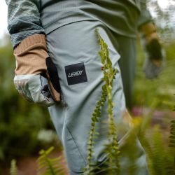 💚🚴‍♀️ Pantalón Largo Leatt MTB Trail 2.0 Mujer Verde Mist | Protección, confort y estilo sobre la bici 🌿