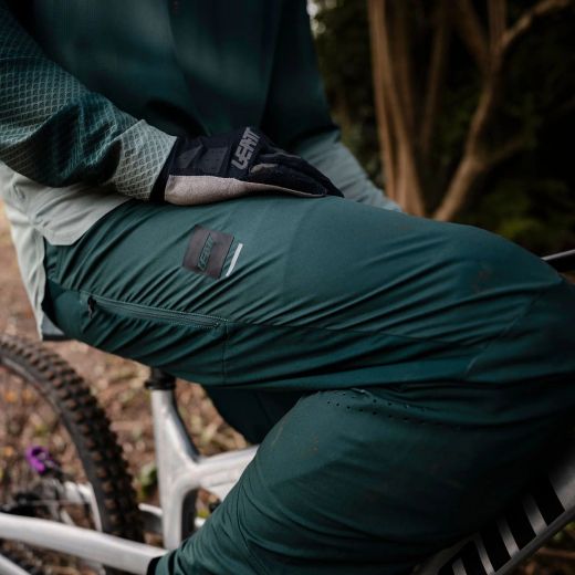 💚🚵‍♂️ Pantalón Largo Leatt MTB Trail 3.0 con Badana Verde Spruce | Comodidad y protección total 🌄✨
