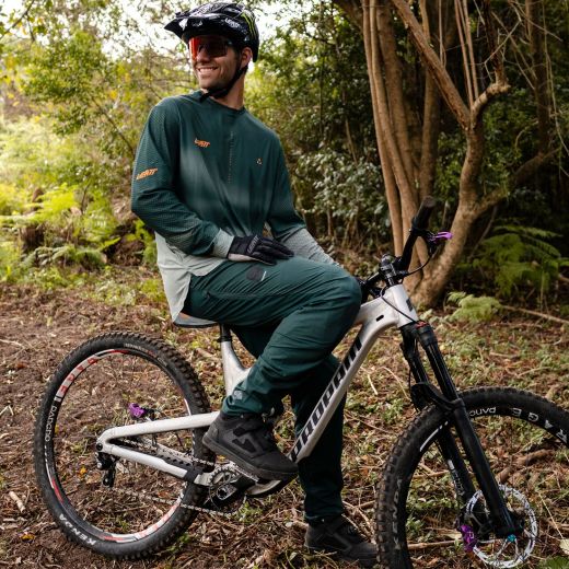 💚🚵‍♂️ Pantalón Largo Leatt MTB Trail 3.0 con Badana Verde Spruce | Comodidad y protección total 🌄✨