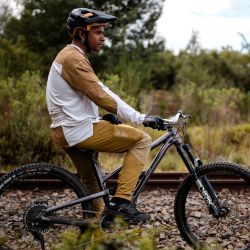 🤎🚵‍♂️ Pantalón Largo Leatt MTB Trail 8.0 Cargo Marrón Brass | Rendimiento y estilo para tus rutas más exigentes 🌄🔥
