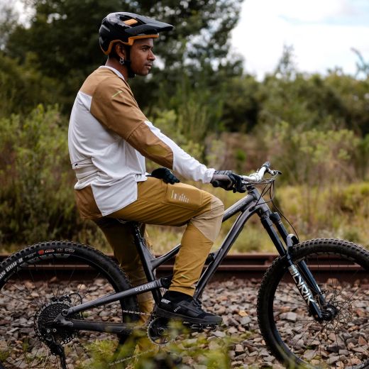 🤎🚵‍♂️ Pantalón Largo Leatt MTB Trail 8.0 Cargo Marrón Brass | Rendimiento y estilo para tus rutas más exigentes 🌄🔥