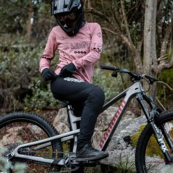 🖤⚡ Pantalón Leatt MTB Gravity 3.0 Mujer Race Negro – Potencia, estilo y rendimiento extremo 🚴‍♀️💨
